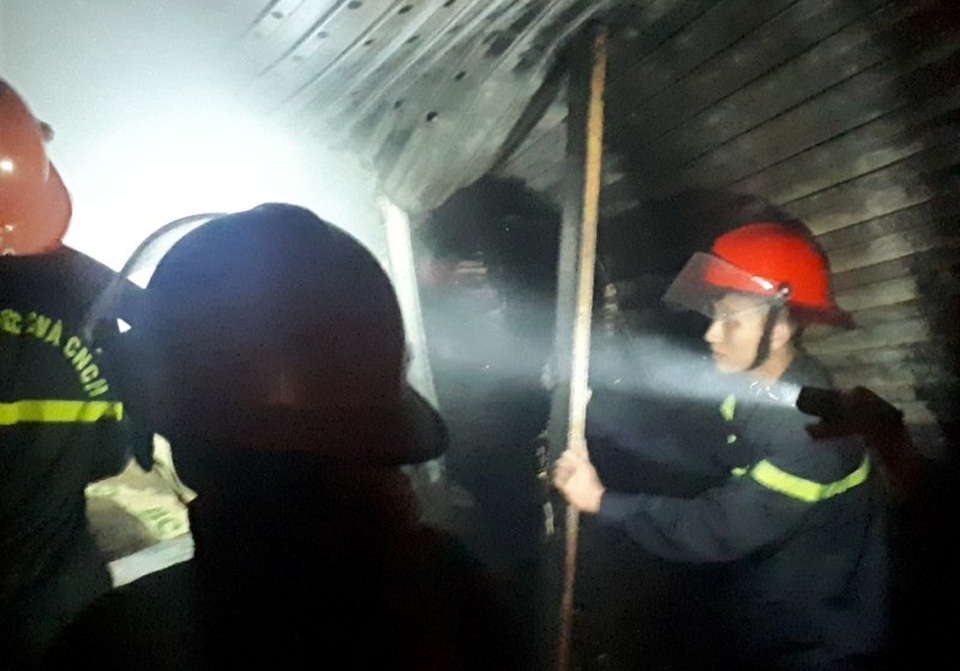 Lửa bốc lên trong đêm tại chợ đầu mối lớn nhất Thanh Hóa - 4 Lửa bốc lên trong đêm tại chợ đầu mối lớn nhất Thanh Hóa - 4