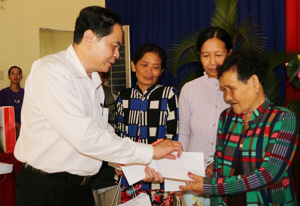 Chủ tịch MTTQ Việt Nam tặng quà Tết cho hộ nghèo, gia đình chính sách - 1 Chủ tịch MTTQ Việt Nam tặng quà Tết cho hộ nghèo, gia đình chính sách - 1