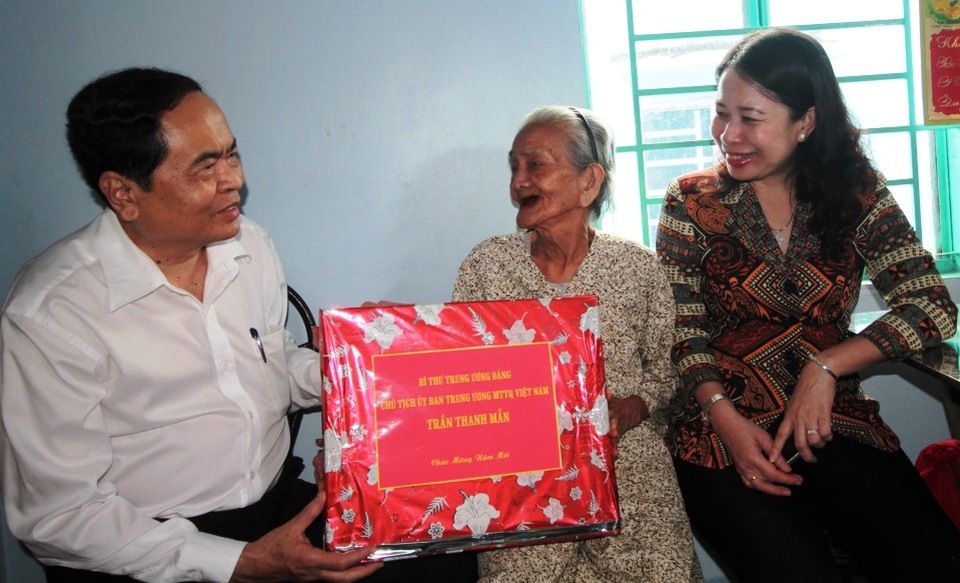 Chủ tịch MTTQ Việt Nam tặng quà Tết cho hộ nghèo, gia đình chính sách - 4 Chủ tịch MTTQ Việt Nam tặng quà Tết cho hộ nghèo, gia đình chính sách - 4