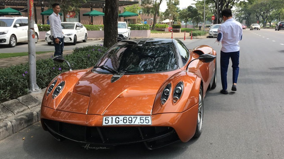 Đại gia Việt chơi siêu xe: May áo đẹp để cất đi? - 1 Đại gia Việt chơi siêu xe: May áo đẹp để cất đi? - 1