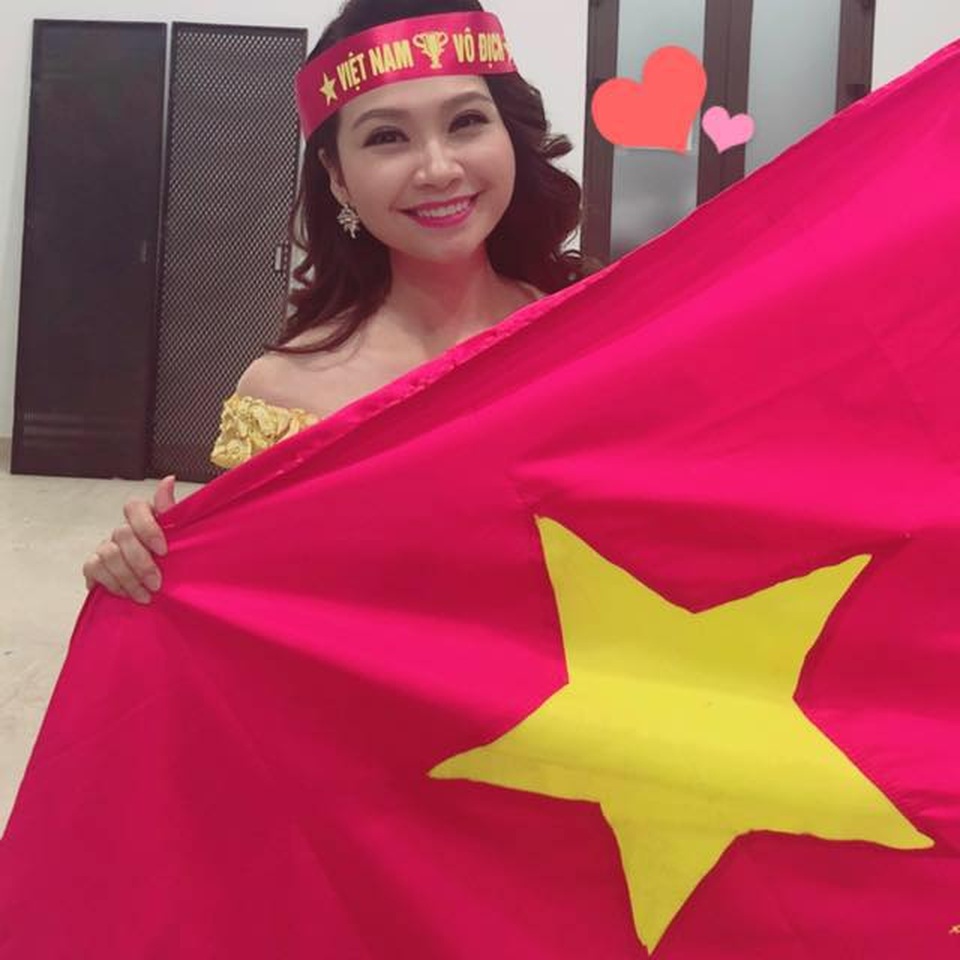 Nghệ sĩ hét “lạc giọng” trước chiến thắng của đội tuyển Việt Nam - 5 Nghệ sĩ hét “lạc giọng” trước chiến thắng của đội tuyển Việt Nam - 5