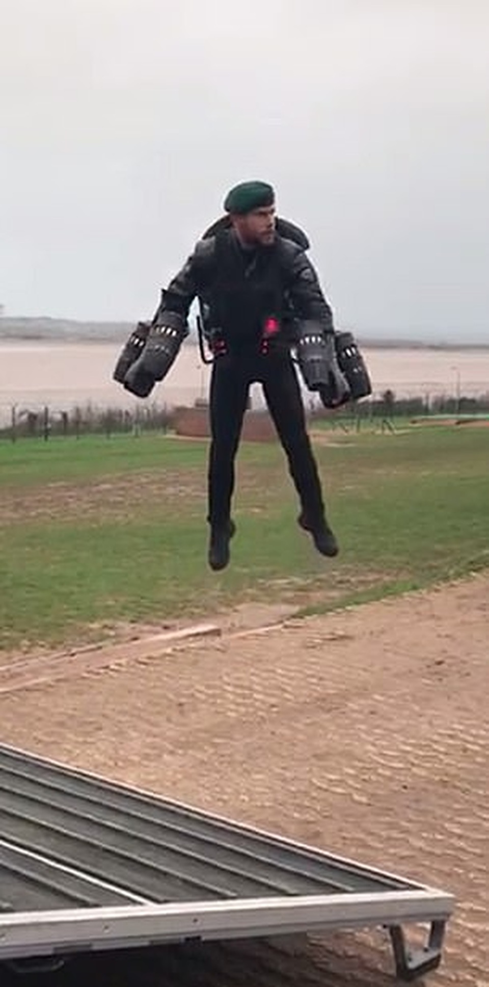 Bộ trang phục giúp quân nhân Anh bay như “siêu nhân” - 1 Bộ trang phục giúp quân nhân Anh bay như “siêu nhân” - 1