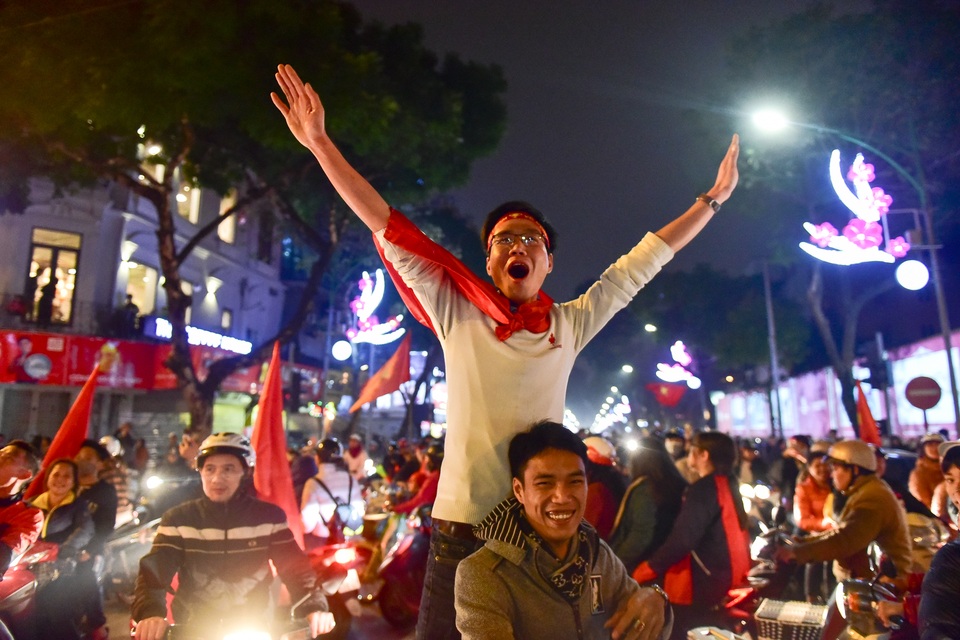 Hồ Gươm đông nghịt người ăn mừng Việt Nam vào tứ kết Asian Cup - 8 Hồ Gươm đông nghịt người ăn mừng Việt Nam vào tứ kết Asian Cup - 8