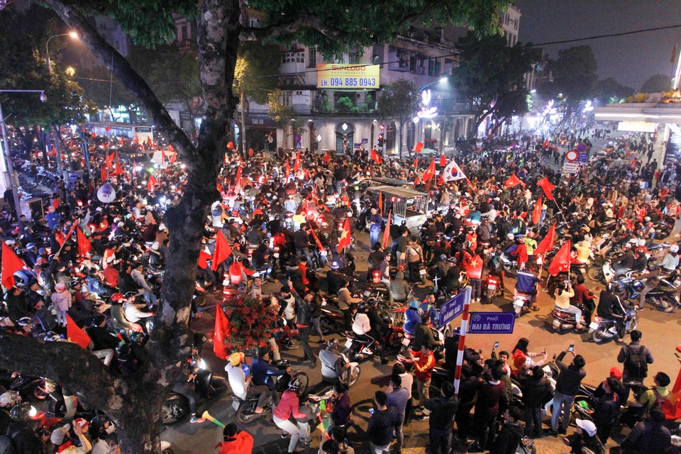 Hồ Gươm đông nghịt người ăn mừng Việt Nam vào tứ kết Asian Cup - 1 Hồ Gươm đông nghịt người ăn mừng Việt Nam vào tứ kết Asian Cup - 1