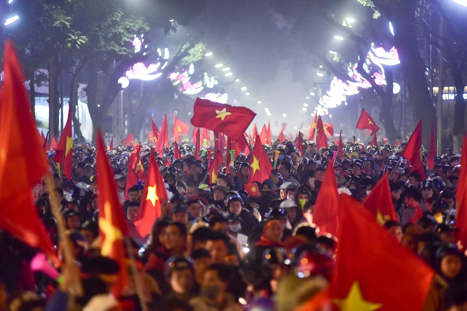 Hồ Gươm đông nghịt người ăn mừng Việt Nam vào tứ kết Asian Cup - 3 Hồ Gươm đông nghịt người ăn mừng Việt Nam vào tứ kết Asian Cup - 3