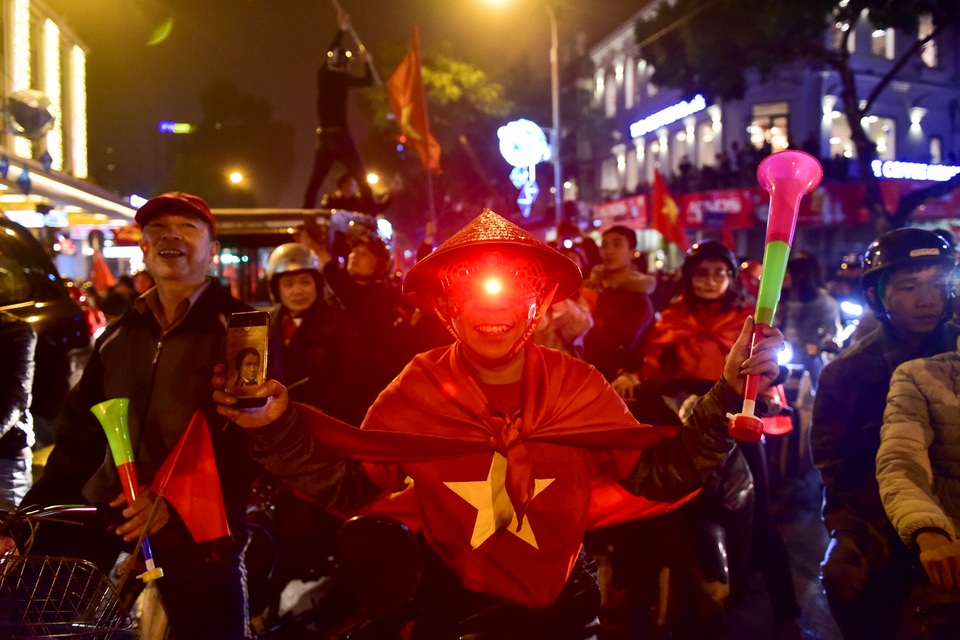 Hồ Gươm đông nghịt người ăn mừng Việt Nam vào tứ kết Asian Cup - 11 Hồ Gươm đông nghịt người ăn mừng Việt Nam vào tứ kết Asian Cup - 11