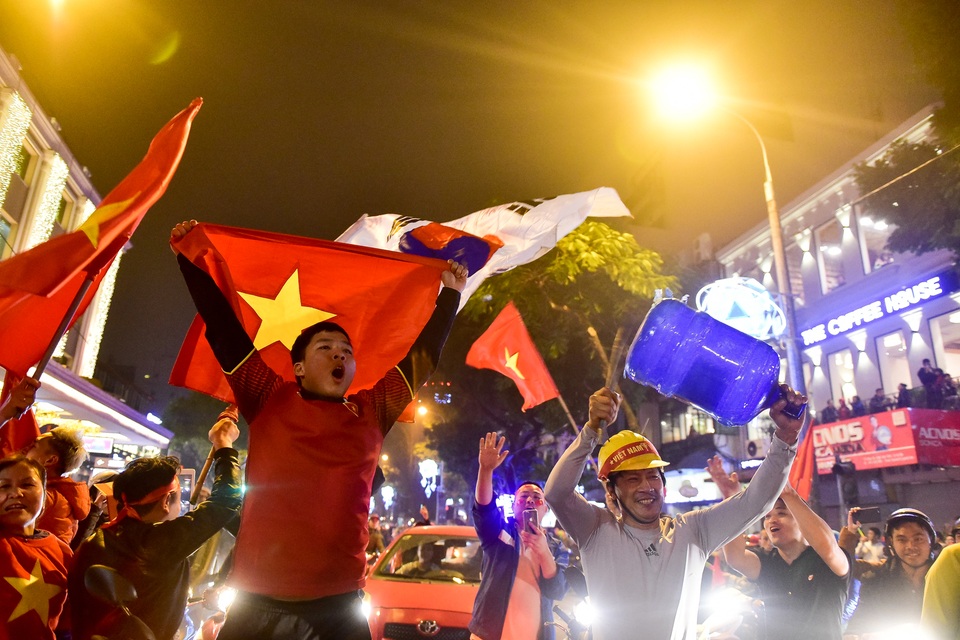 Hồ Gươm đông nghịt người ăn mừng Việt Nam vào tứ kết Asian Cup - 5 Hồ Gươm đông nghịt người ăn mừng Việt Nam vào tứ kết Asian Cup - 5