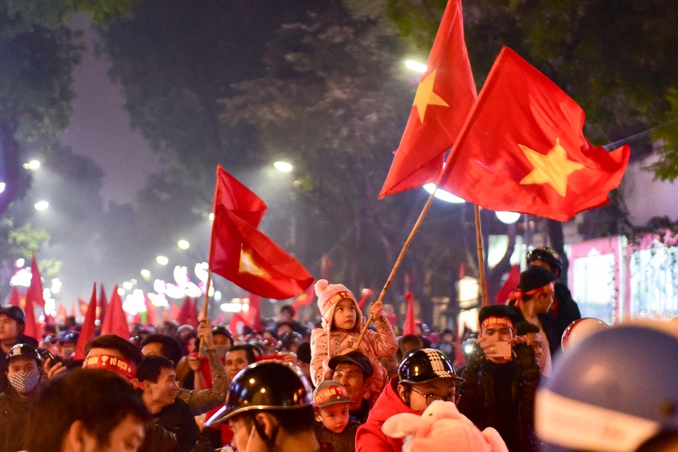 Hồ Gươm đông nghịt người ăn mừng Việt Nam vào tứ kết Asian Cup - 10 Hồ Gươm đông nghịt người ăn mừng Việt Nam vào tứ kết Asian Cup - 10