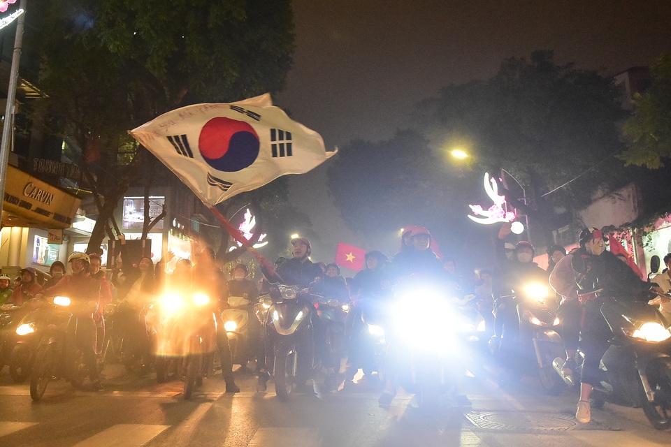 Hồ Gươm đông nghịt người ăn mừng Việt Nam vào tứ kết Asian Cup - 6 Hồ Gươm đông nghịt người ăn mừng Việt Nam vào tứ kết Asian Cup - 6