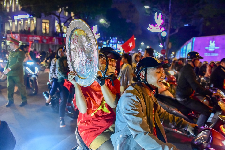 Hồ Gươm đông nghịt người ăn mừng Việt Nam vào tứ kết Asian Cup - 4 Hồ Gươm đông nghịt người ăn mừng Việt Nam vào tứ kết Asian Cup - 4