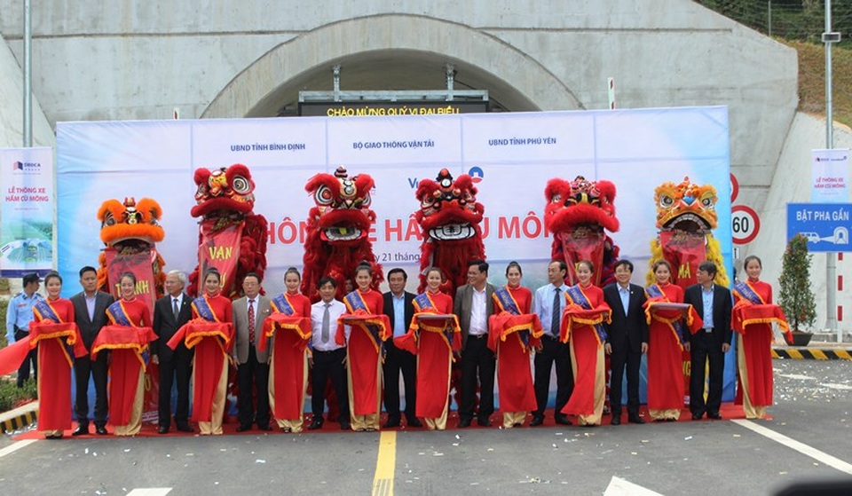 Chỉ mất 6 phút để qua hầm xuyên núi nối Bình Định - Phú Yên - 1 Chỉ mất 6 phút để qua hầm xuyên núi nối Bình Định - Phú Yên - 1