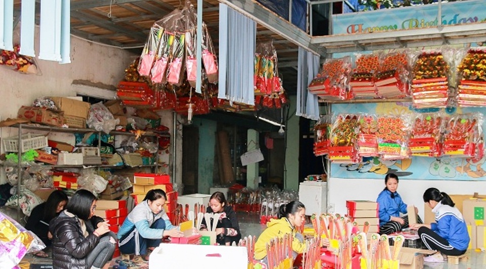 Làng nghề hoa giấy Mật Sơn chạy nước rút phục vụ Tết ông Công, ông Táo - 1 Làng nghề hoa giấy Mật Sơn chạy nước rút phục vụ Tết ông Công, ông Táo - 1