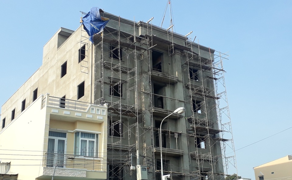 3 công nhân rơi từ tòa nhà đang xây, 2 người tử vong - 1 3 công nhân rơi từ tòa nhà đang xây, 2 người tử vong - 1