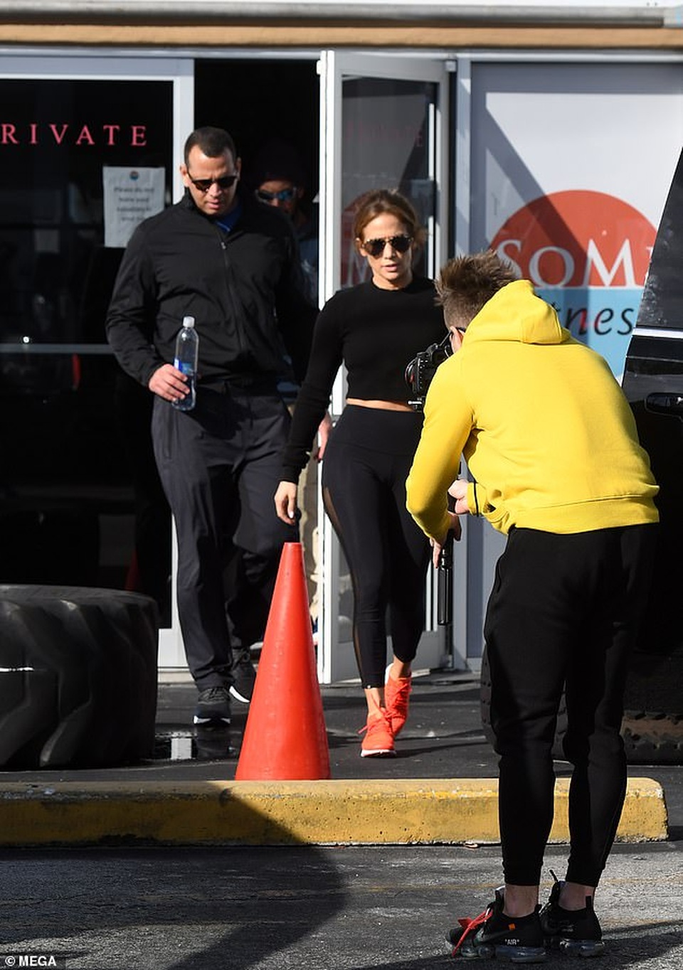 Jennifer Lopez khỏe đẹp rời phòng gym  - 5