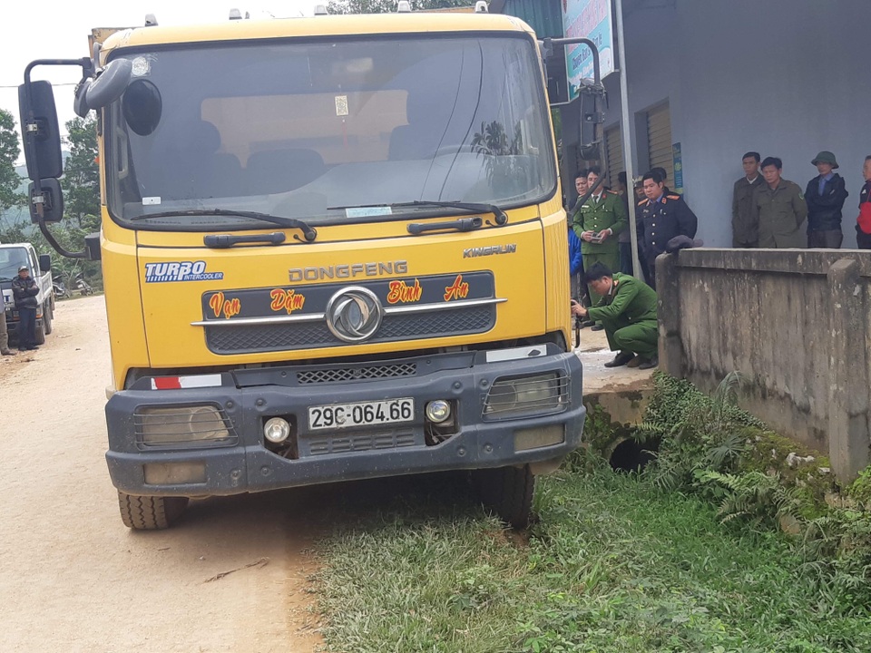 Xe tải trốn quốc lộ, chạy đường làng, cán chết bé 3 tuổi - 3 Xe tải trốn quốc lộ, chạy đường làng, cán chết bé 3 tuổi - 3