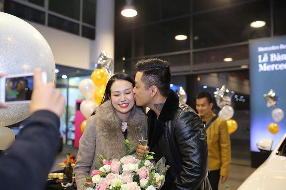 Sau hàng loạt vận xui, ca sĩ Tuấn Hưng dốc hầu bao “tậu” xe sang 5 tỉ - 2 Sau hàng loạt vận xui, ca sĩ Tuấn Hưng dốc hầu bao “tậu” xe sang 5 tỉ - 2
