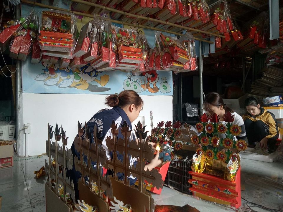 Làng nghề hoa giấy Mật Sơn chạy nước rút phục vụ Tết ông Công, ông Táo - 2 Làng nghề hoa giấy Mật Sơn chạy nước rút phục vụ Tết ông Công, ông Táo - 2