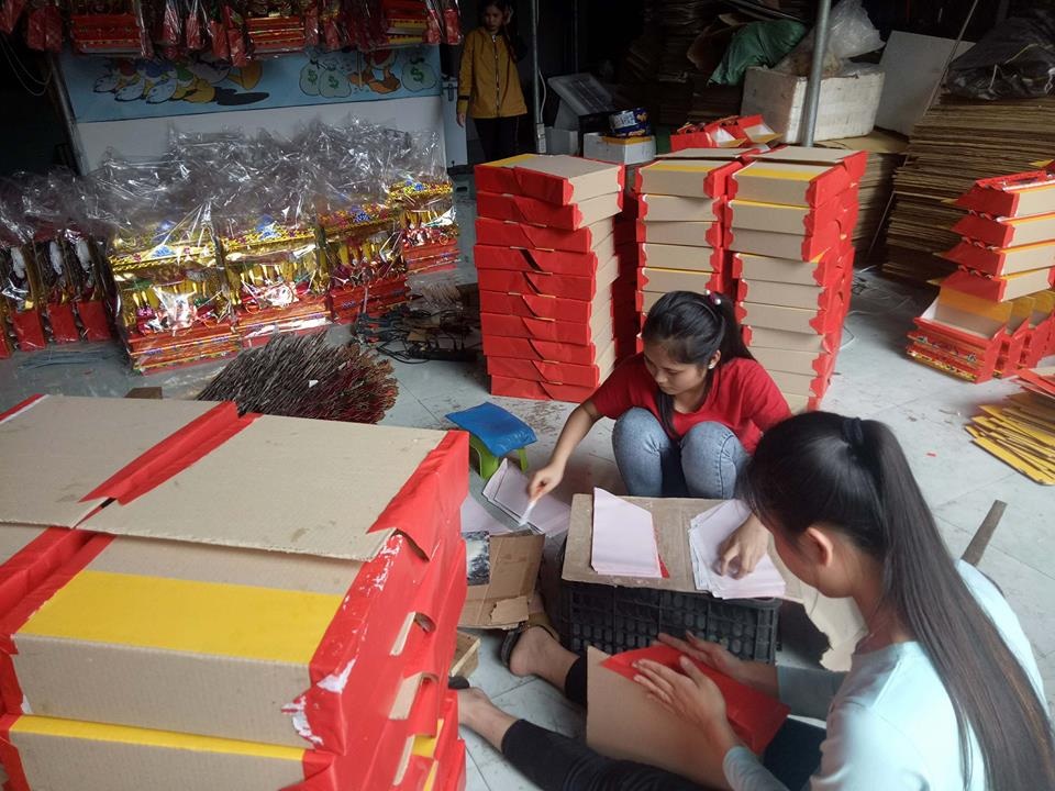 Làng nghề hoa giấy Mật Sơn chạy nước rút phục vụ Tết ông Công, ông Táo - 3 Làng nghề hoa giấy Mật Sơn chạy nước rút phục vụ Tết ông Công, ông Táo - 3