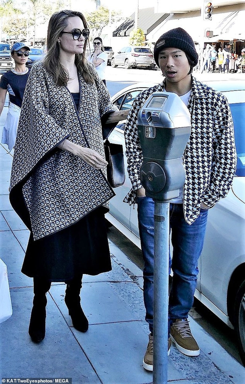 Angelina Jolie ra phố mua sắm cùng Pax Thiên  - 4