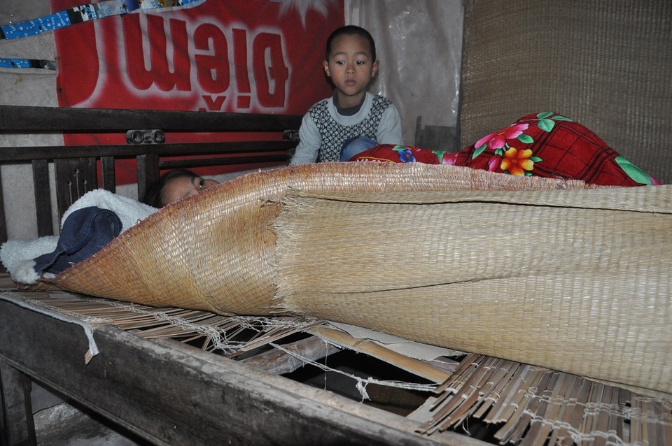 Nghẹn lòng cậu bé lớp 3 chăm mẹ câm điếc, bệnh tật trong căn nhà nát - 1 Nghẹn lòng cậu bé lớp 3 chăm mẹ câm điếc, bệnh tật trong căn nhà nát - 1