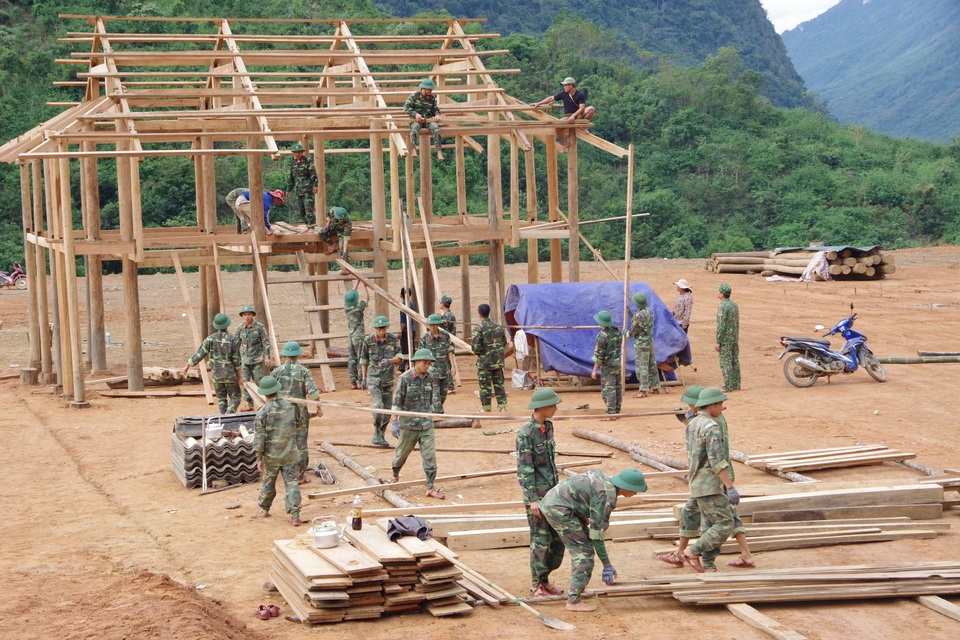 Giúp dân dựng nhà mới khu Tái định cư1 (1).JPG