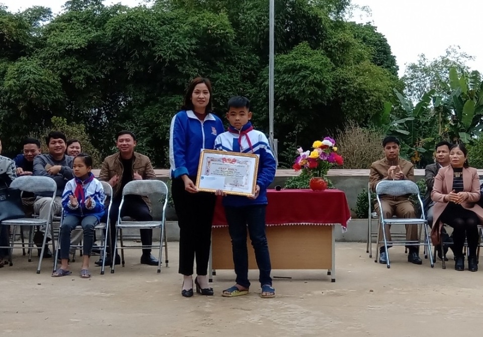 hoc sinh dung cam cuu ban khoi duoi nuoc hoc sinh dung cam cuu ban khoi duoi nuoc