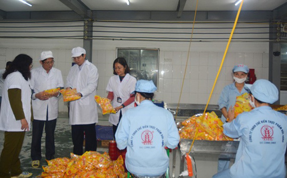 Nhân viên công ty sản xuất đồ chơi nhập viện hàng loạt sau tiệc liên hoan - 1 Nhân viên công ty sản xuất đồ chơi nhập viện hàng loạt sau tiệc liên hoan - 1