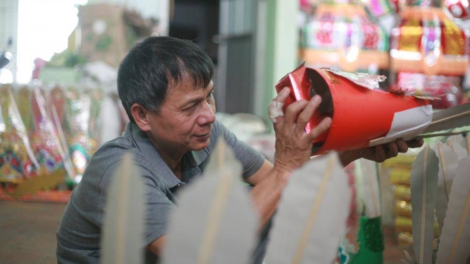 Làng nghề vàng mã hối hả trước Tết ông Công ông Táo - 5 Làng nghề vàng mã hối hả trước Tết ông Công ông Táo - 5