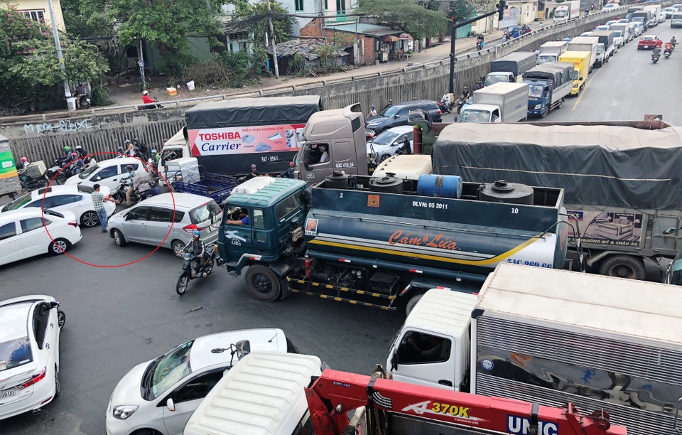 Chưa cao điểm Tết, giao thông cửa ngõ Sài Gòn đã hỗn loạn - 11 Chưa cao điểm Tết, giao thông cửa ngõ Sài Gòn đã hỗn loạn - 11