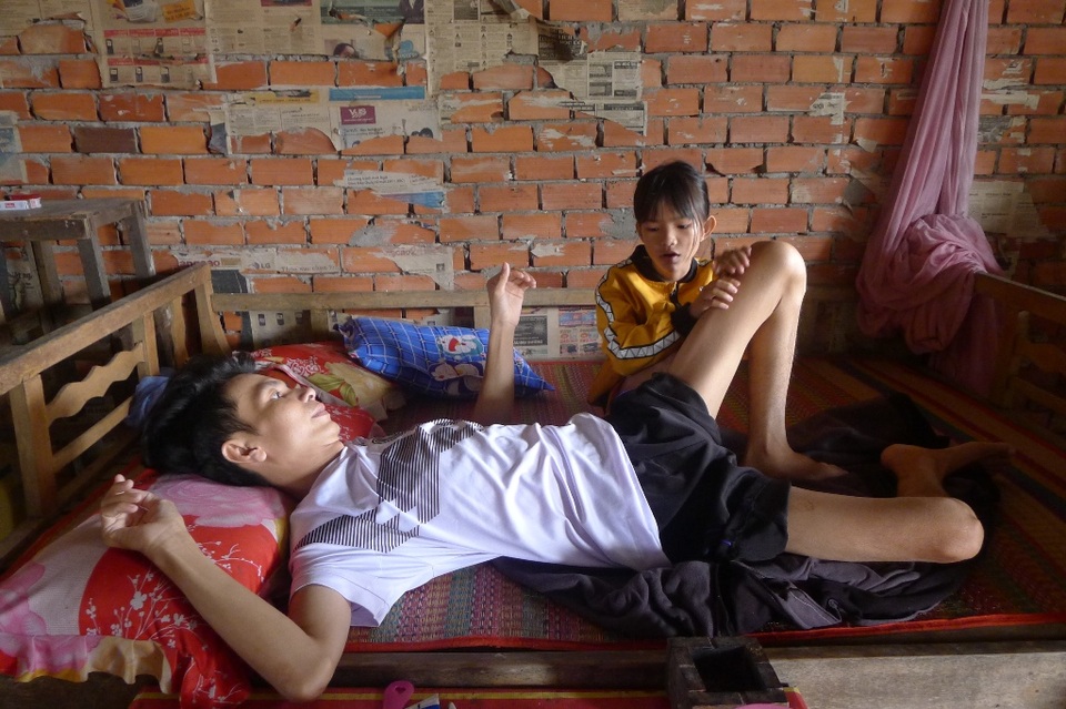 Mẹ bỏ đi, cha gặp tai nạn nằm liệt giường, bé 9 tuổi mịt mờ tương lai - 5 Mẹ bỏ đi, cha gặp tai nạn nằm liệt giường, bé 9 tuổi mịt mờ tương lai - 5