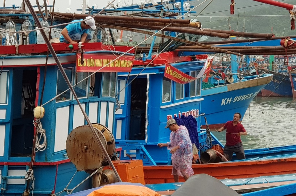 Tàu cá hối hả vươn Trường Sa, sẵn sàng ăn Tết trên biển - 4 Tàu cá hối hả vươn Trường Sa, sẵn sàng ăn Tết trên biển - 4