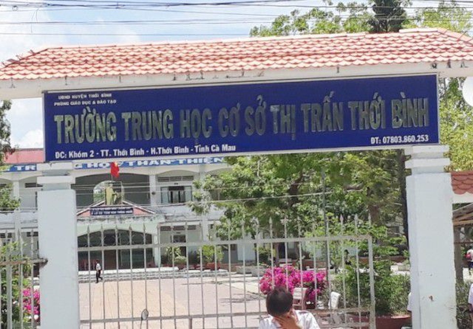 Thầy giáo bị tố “sàm sỡ” nhiều nữ sinh: Vận động thầy giáo nghỉ việc - 1 Thầy giáo bị tố “sàm sỡ” nhiều nữ sinh: Vận động thầy giáo nghỉ việc - 1