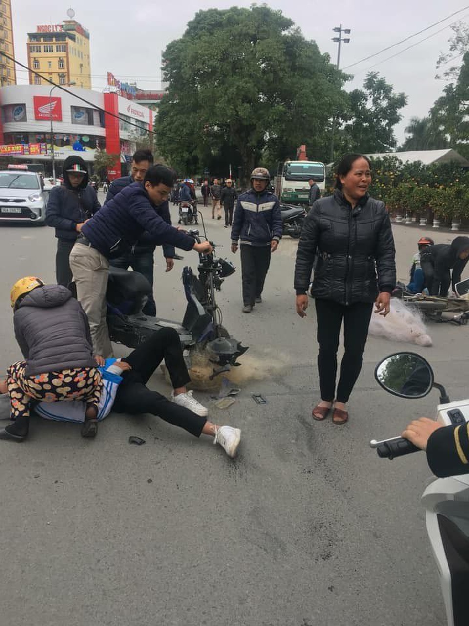 Công an Thanh Hóa bác thông tin CSGT ném bùi nhùi khiến học sinh ngã - 2 Công an Thanh Hóa bác thông tin CSGT ném bùi nhùi khiến học sinh ngã - 2