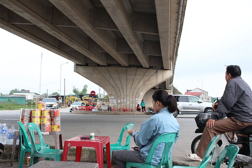 Lưu lượng xe cộ đông và chạy với tốc độ nhanh, cùng đó là việc lộn xộn dưới gầm cầu vượt Thạch Đài khiến nguy cơ xảy ra tai nạn giao thông rất cao.