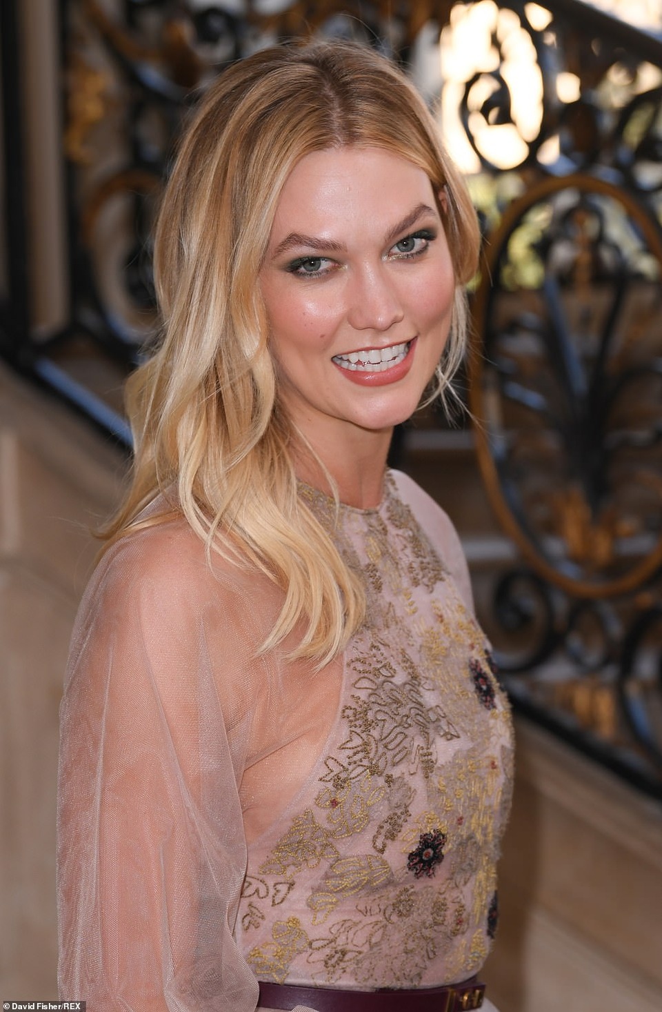 Karlie Kloss khoe thân với váy xuyên thấu - 2 Karlie Kloss khoe thân với váy xuyên thấu - 2