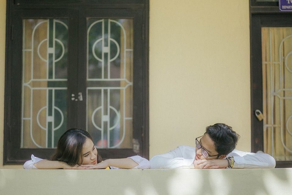 Bộ ảnh cưới “ghế đá sân trường” của cặp đôi từng... ghét nhau - 1 Bộ ảnh cưới “ghế đá sân trường” của cặp đôi từng... ghét nhau - 1