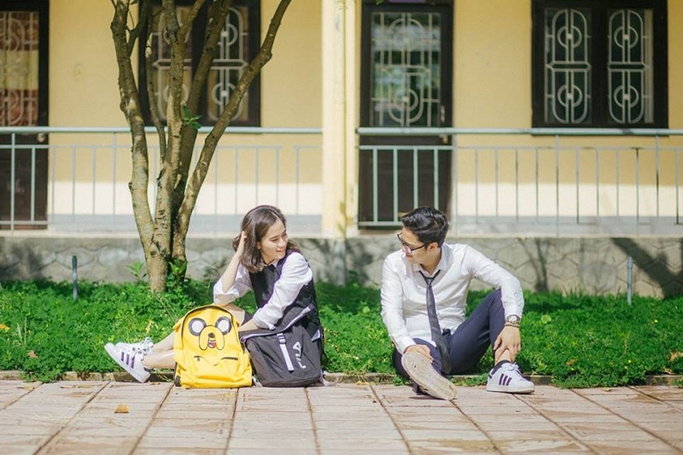 Bộ ảnh cưới “ghế đá sân trường” của cặp đôi từng... ghét nhau - 10 Bộ ảnh cưới “ghế đá sân trường” của cặp đôi từng... ghét nhau - 10
