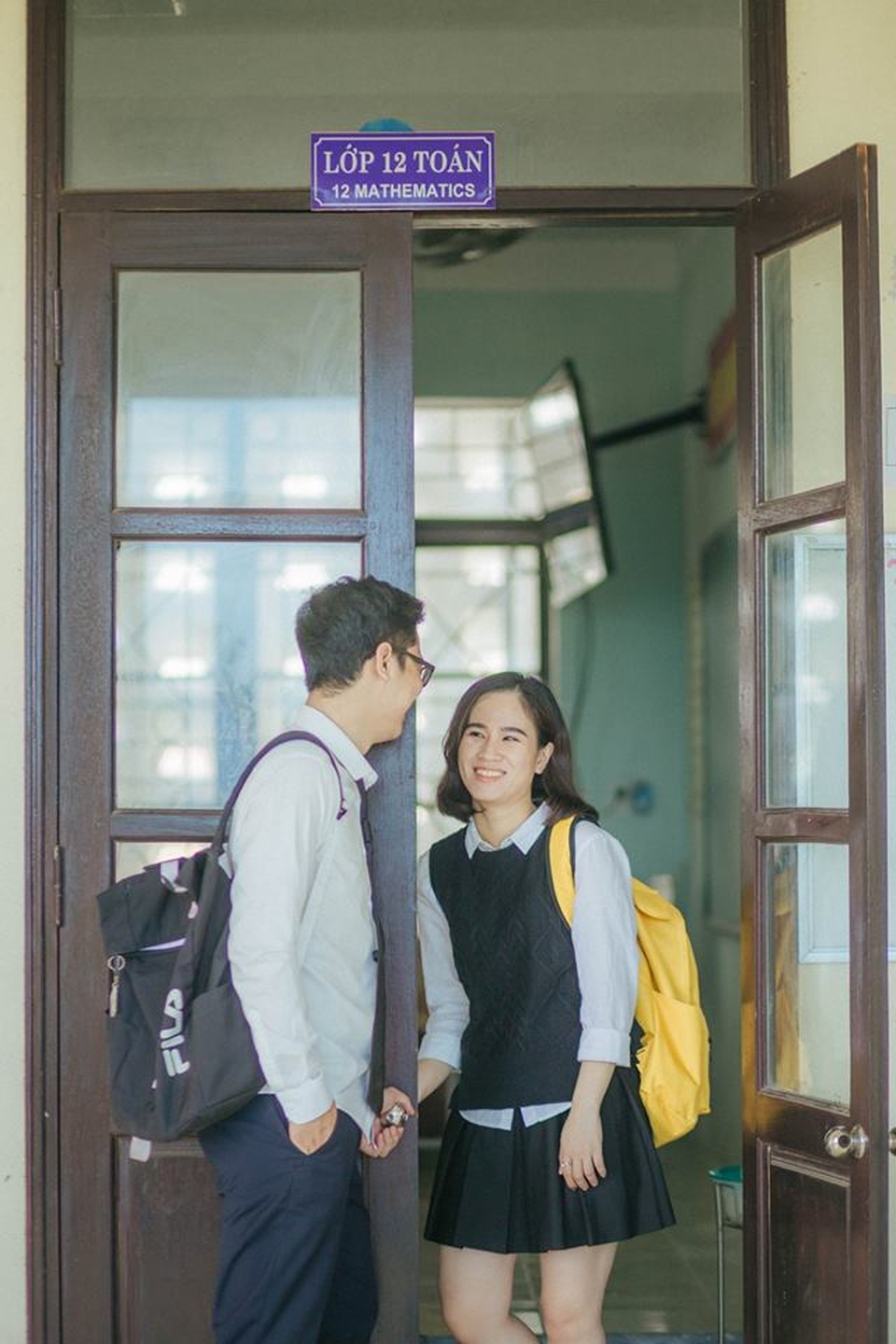 Bộ ảnh cưới “ghế đá sân trường” của cặp đôi từng... ghét nhau - 2 Bộ ảnh cưới “ghế đá sân trường” của cặp đôi từng... ghét nhau - 2