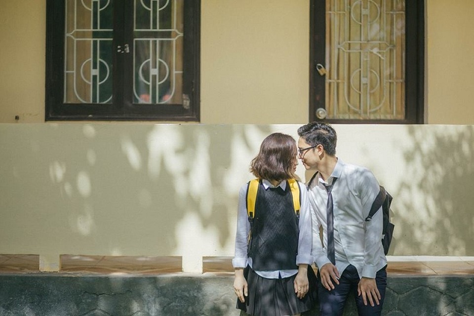 Bộ ảnh cưới “ghế đá sân trường” của cặp đôi từng... ghét nhau - 8 Bộ ảnh cưới “ghế đá sân trường” của cặp đôi từng... ghét nhau - 8