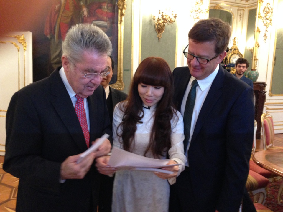 BY gap go tac nghiep voi Tong thong Ao Heinz Fischer (trai)) va chuyen gia Ao.JPG BY gap go tac nghiep voi Tong thong Ao Heinz Fischer (trai)) va chuyen gia Ao.JPG