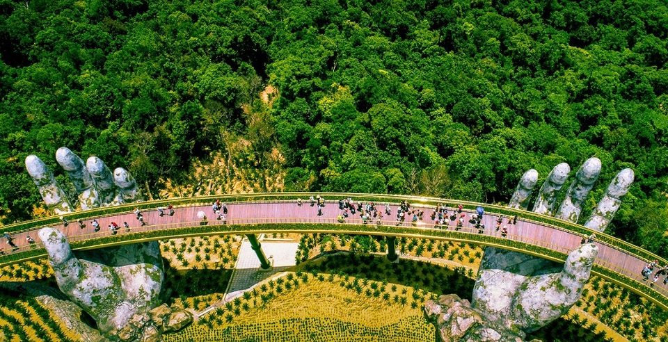 Cầu Vàng- Sun World Ba Na Hills (2).jpg Cầu Vàng- Sun World Ba Na Hills (2).jpg