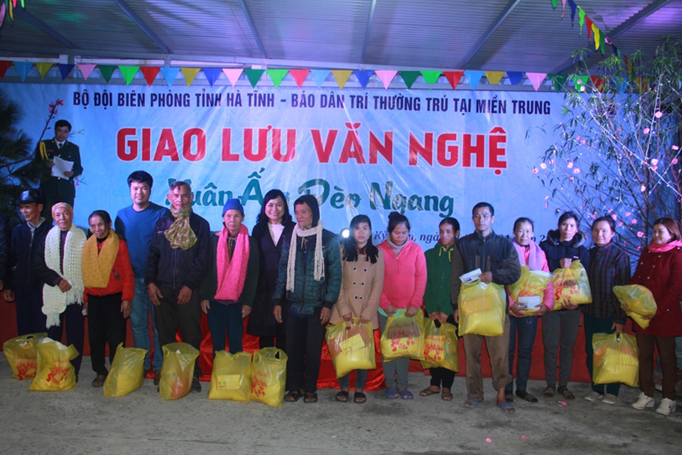Xúc động đêm giao lưu “Xuân ấm Đèo Ngang” giúp bà con nghèo Hà Tĩnh đón Tết - 17 Xúc động đêm giao lưu “Xuân ấm Đèo Ngang” giúp bà con nghèo Hà Tĩnh đón Tết - 17