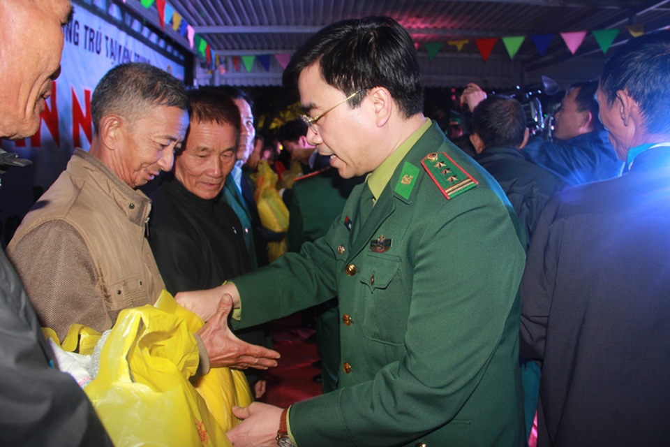 Xúc động đêm giao lưu “Xuân ấm Đèo Ngang” giúp bà con nghèo Hà Tĩnh đón Tết - 20 Xúc động đêm giao lưu “Xuân ấm Đèo Ngang” giúp bà con nghèo Hà Tĩnh đón Tết - 20