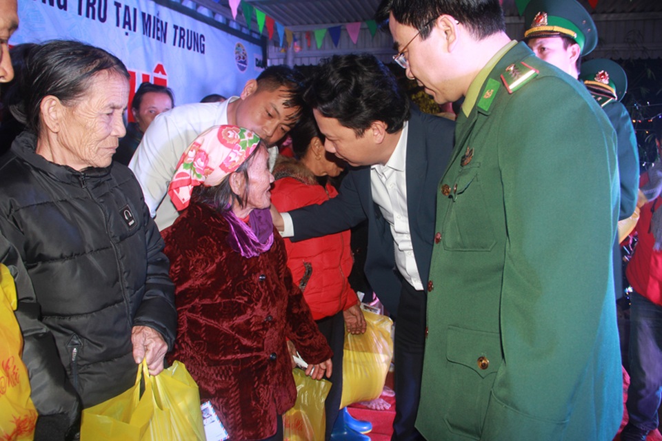 Xúc động đêm giao lưu “Xuân ấm Đèo Ngang” giúp bà con nghèo Hà Tĩnh đón Tết - 13 Xúc động đêm giao lưu “Xuân ấm Đèo Ngang” giúp bà con nghèo Hà Tĩnh đón Tết - 13