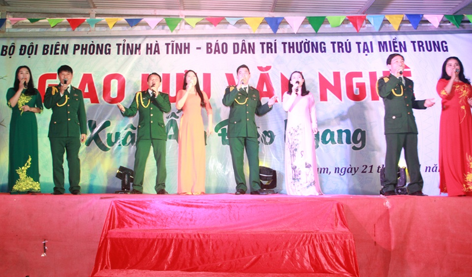 Xúc động đêm giao lưu “Xuân ấm Đèo Ngang” giúp bà con nghèo Hà Tĩnh đón Tết - 6 Xúc động đêm giao lưu “Xuân ấm Đèo Ngang” giúp bà con nghèo Hà Tĩnh đón Tết - 6