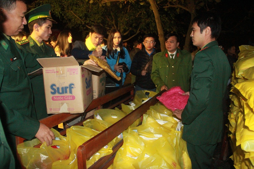 Xúc động đêm giao lưu “Xuân ấm Đèo Ngang” giúp bà con nghèo Hà Tĩnh đón Tết - 4 Xúc động đêm giao lưu “Xuân ấm Đèo Ngang” giúp bà con nghèo Hà Tĩnh đón Tết - 4
