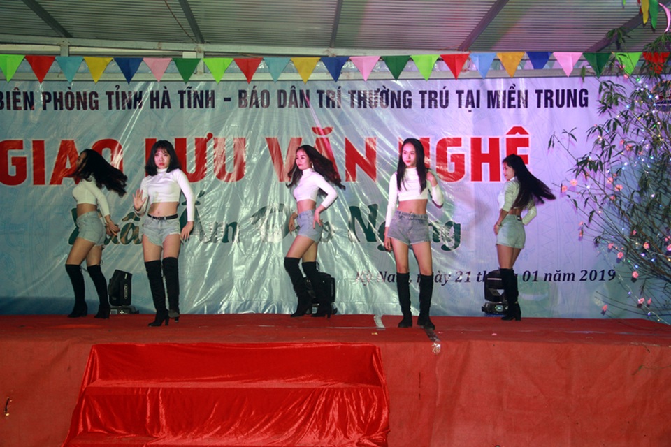 Xúc động đêm giao lưu “Xuân ấm Đèo Ngang” giúp bà con nghèo Hà Tĩnh đón Tết - 7 Xúc động đêm giao lưu “Xuân ấm Đèo Ngang” giúp bà con nghèo Hà Tĩnh đón Tết - 7