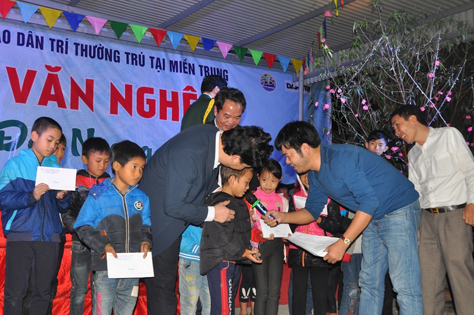 Xúc động đêm giao lưu “Xuân ấm Đèo Ngang” giúp bà con nghèo Hà Tĩnh đón Tết - 15 Xúc động đêm giao lưu “Xuân ấm Đèo Ngang” giúp bà con nghèo Hà Tĩnh đón Tết - 15