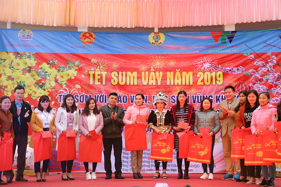 Đem Tết sum vầy đến học sinh thầy cô giáo và chiến sĩ vùng cao biên giới.JPG Đem Tết sum vầy đến học sinh thầy cô giáo và chiến sĩ vùng cao biên giới.JPG