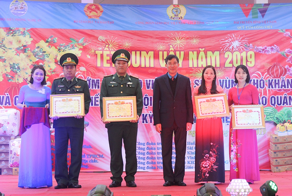 Đem Tết sum vầy đến học sinh thầy cô giáo và chiến sĩ vùng cao biên giới 2.JPG Đem Tết sum vầy đến học sinh thầy cô giáo và chiến sĩ vùng cao biên giới 2.JPG